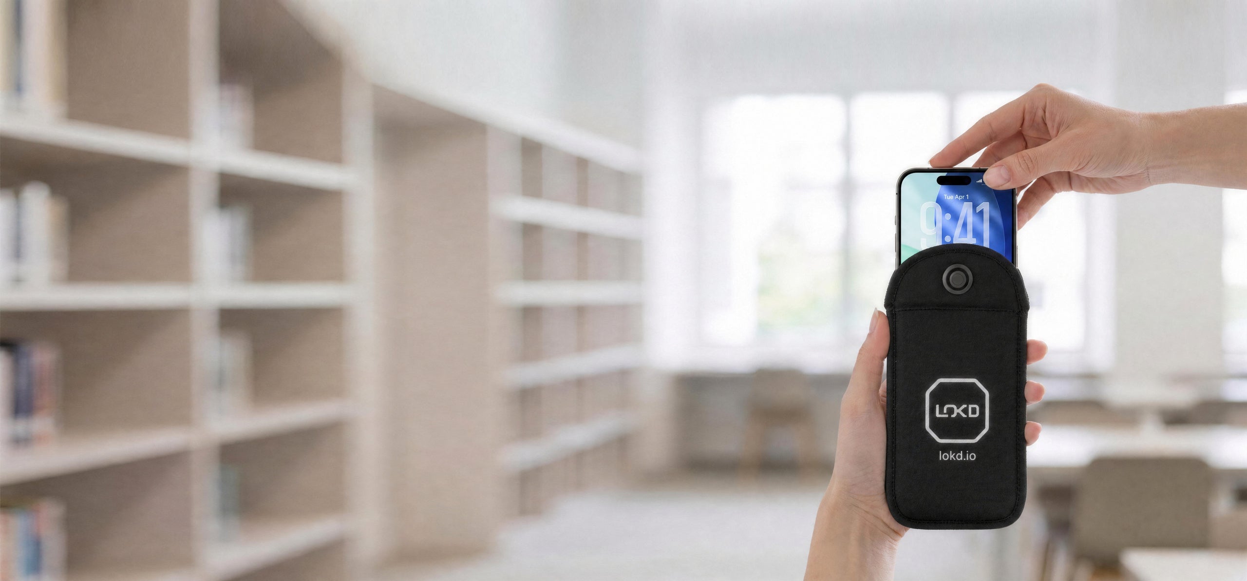 Una LOKD Pouch tenuta con due mani con dentro uno smartphone