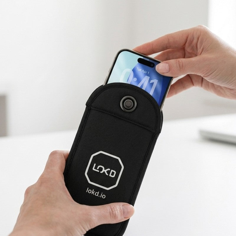 Uno smartphone inserito in una LOKD Pouch